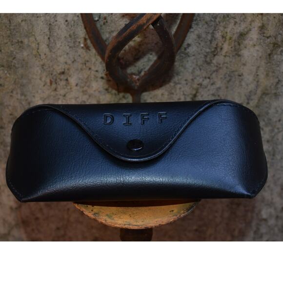 DIFF Oversized Square Gradient Sunglasses with Case – Brown - Picture 5 of 5